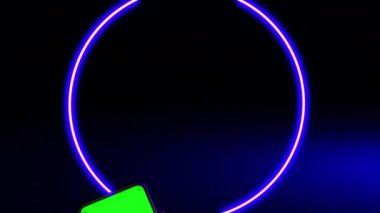 Cep telefonu elinde. Koyu arkaplanda mavi neon ışıklı akıllı telefon. İşaretli yeşil renkli ekran. Telefonu kaldırır ve sabit tutar. 3d canlandırma