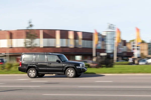 Todoterreno Negro Está Conduciendo Una Calle Asfaltada Comandante Del Jeep — Foto de Stock