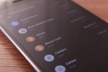 Telefon ekranında kriptografik fiyatlar var. Bitcoin sembolünün altını çiziyorum. Yumuşak odaklanma. Riga, Letonya - 03 Ekim 2021.