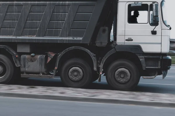 Een Close Van Een Grote Vrachtwagen Rijdt Door Straat Bulkvrachtvervoer — Stockfoto