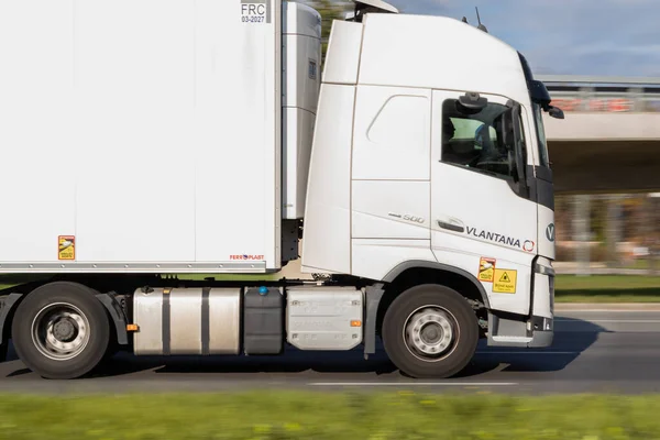 Gros Plan Camion Blanc Avec Une Semi Remorque Conduit Dans — Photo