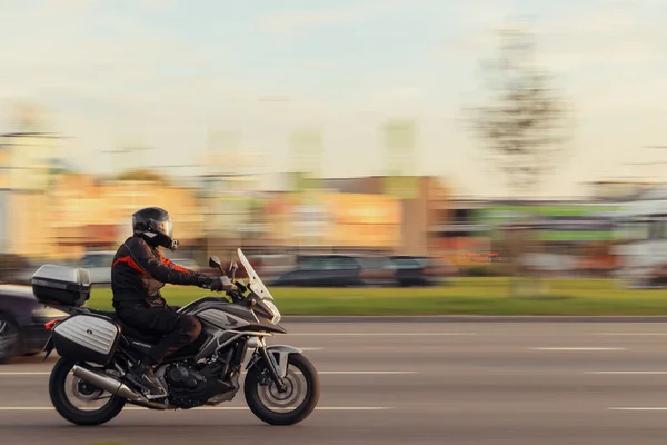 Szary Motocykl Honda Jedzie Ulicy Dużą Prędkością Rozmycie Ruchu Ryga — Zdjęcie stockowe