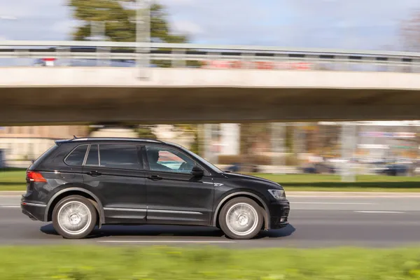 Suv Nero Sta Guidando Lungo Strada Volkswagen Tiguan Sfocatura Del — Foto Stock