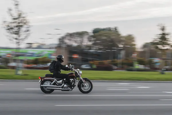 Motocykl Jedzie Ulicy Dużą Prędkością Motocyklista Jest Ubrany Czarne Ubrania — Zdjęcie stockowe
