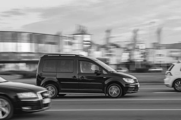 Volkswagen Caddy Είναι Οδήγηση Κάτω Από Δρόμο Ένα Μικρό Επαγγελματικό — Φωτογραφία Αρχείου