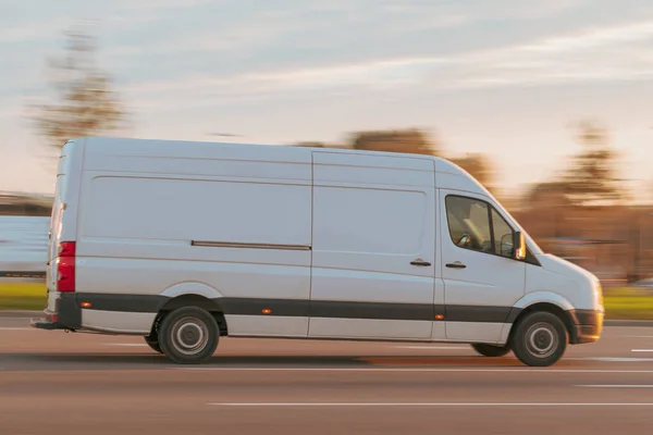 Een Witte Truck Rijdt Vroeg Ochtend Commercieel Vervoer Klein Vrachtvervoer — Stockfoto