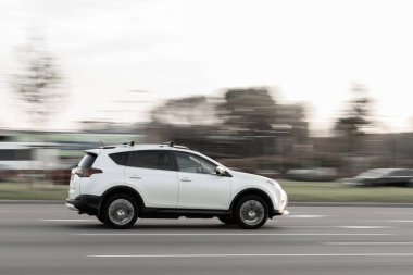 Beyaz Toyota Rav 4 son sürat yolda ilerliyor. Hareket bulanıklığı. Riga, Letonya - 07 Ekim 2021.