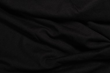 Siyah kumaştan yapılmış koyu dalgalı bir arka plan. Alçak tuş.