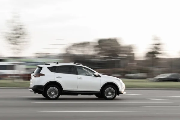 Beyaz Toyota Rav 4 son sürat yolda ilerliyor. Hareket bulanıklığı. Riga, Letonya - 07 Ekim 2021.