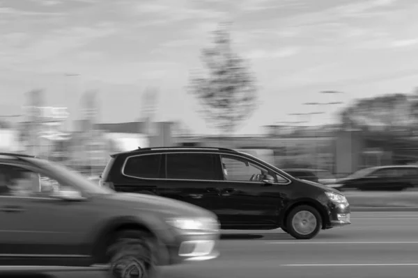 Машины Едут Улице Дорожное Движение Скорость Движение Размыто Рига Латвия — стоковое фото
