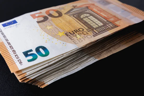 Eurobankovek Zblízka Černém Pozadí Stoh Hotovostí Měkké Zaměření — Stock fotografie