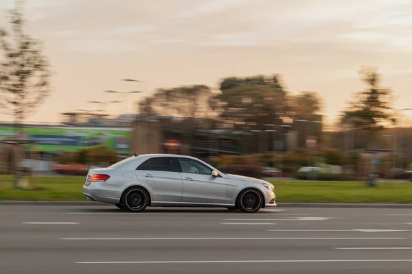 Grigio Mercedes Benz Classe Guida Sulla Strada All Alba Sfocatura — Foto Stock