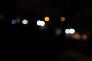 Bulanık, bulanık arka plan ve bokeh etkisi. Siyah arkaplanda renkli çemberler