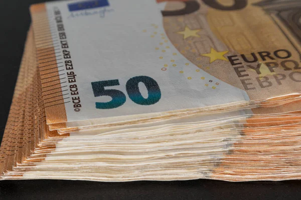 Een Stapel Geld Van Dichtbij Eurobankbiljetten Een Zwarte Achtergrond — Stockfoto