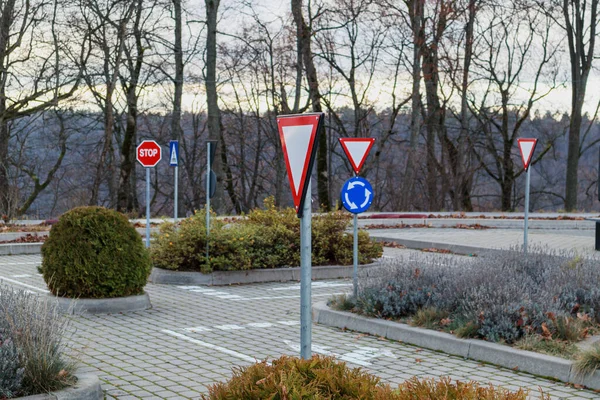 道路のルールを学ぶための道路標識のあるエリア ソフトフォーカス — ストック写真