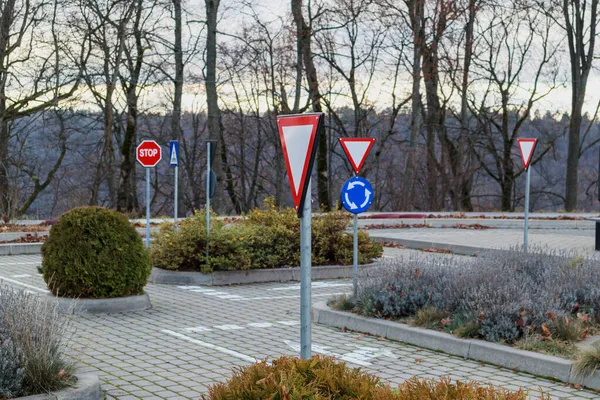 Yol kurallarını öğrenmek için yol işaretleri olan bir bölge. Yumuşak odak.