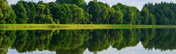 Panoramautsikt Över Sjön Sommaren Reflektion Gröna Träd Och Moln Vattnet — Stockfoto