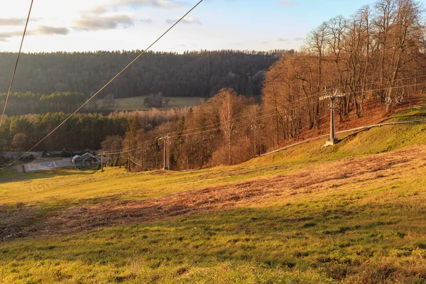 Zárt Sípálya Sífelvonóval Kikapcsolva Meleg Tél Nélkül — Stock Fotó