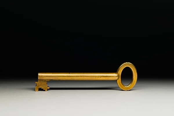 Egy Régi Arany Kulcs Egy Világító Asztalon Sötétben Közelről — Stock Fotó