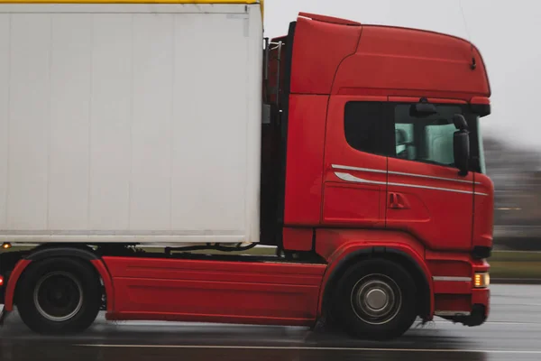 Rode Truck Trekt Een Oplegger Regen Weg — Stockfoto