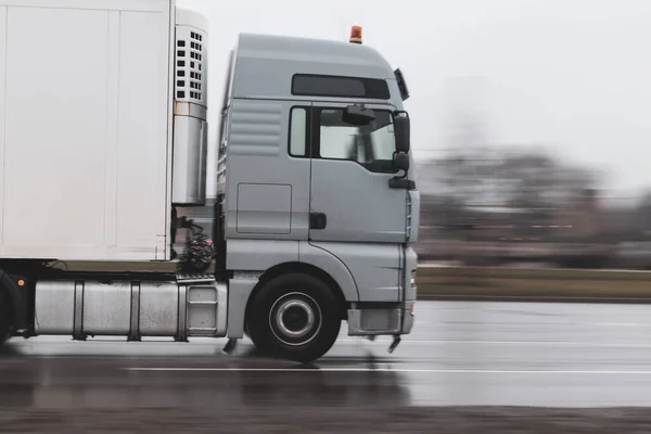 Een Grijze Truck Regen Trekt Een Oplegger Nat Asfalt Close — Stockfoto