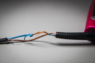 Ev aletleri için kopmuş elektrik kablosu. Mekanik olarak hasar görmüş elektrik kablosu.