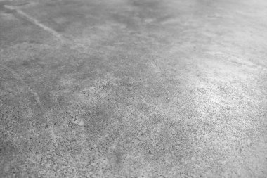 Metin için boş alanı olan nesneleri yerleştirmek için beton zemin arkaplanı. Gri zemin dokusunun eğimli görüntüsü. Yumuşak odak.