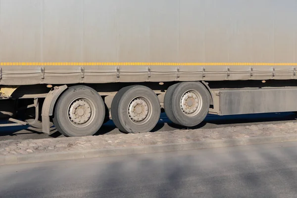 Άξονας Ανυψωμένος Για Ημιρυμουλκούμενο Τριών Αξόνων Ελαστικά Φορτηγών — Φωτογραφία Αρχείου