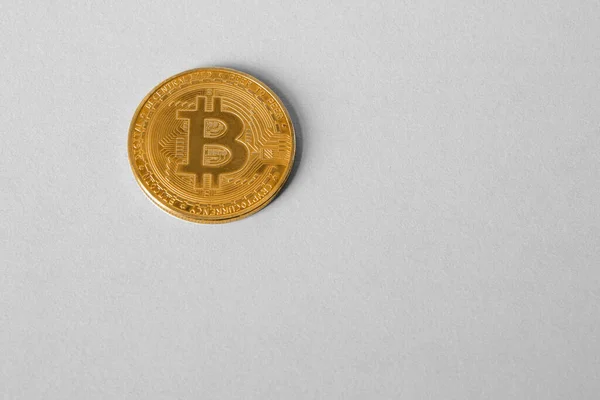 Bitcoin Goldmünze Auf Weißem Hintergrund Mit Freiem Platz Für Text — Stockfoto
