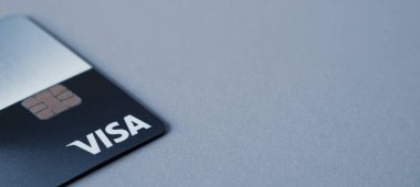 VISA ödemeli pankart, yakın plan, kopyalama alanı. Riga, Letonya - 26 Mar 2022.
