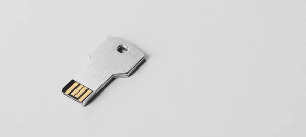 Usb Flash Drive Μορφή Μεταλλικού Κλειδιού Λευκό Πανό Μνήμη Flash — Φωτογραφία Αρχείου