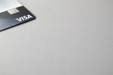 Gri bir zemin üzerinde VISA banka ödeme kartı ve mesaj için boş alan. Yumuşak odaklanma. Riga, Letonya - 26 Mar 2022.