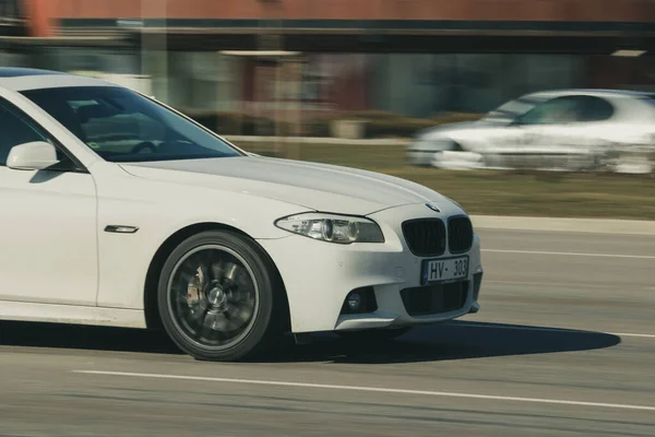 Macchina Rapido Movimento Strada Parte Anteriore Della Bmw Serie Riga — Foto Stock