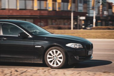 Arabanın önü yan tarafta. Siyah BMW 7 Serisi. Riga, Letonya - 31 Mar 2022