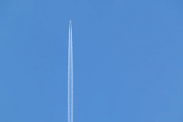 Egy Repülő Utasszállító Repülőgép Fehér Sugárúton Kék Égen — Stock Fotó