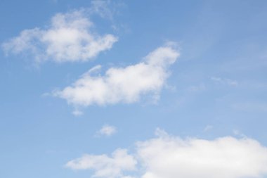 Beyaz bulutlu mavi gökyüzü. Bulutlu arkaplan.