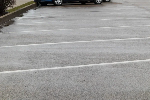 雨中有白线的特写镜头停车场 软焦点 — 图库照片