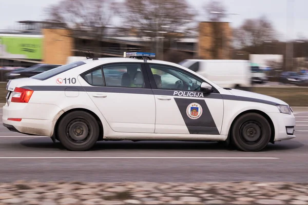 Caddede Bir Polis Arabası Sürüyor Trafik Polisi Riga Krasta Caddesi — Stok fotoğraf