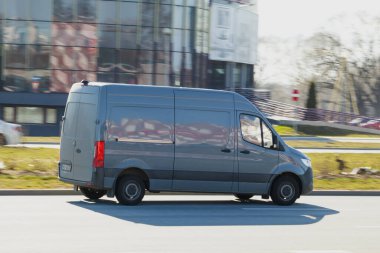 Minibüs caddeden aşağı gidiyor. Nakliye, ticari ulaşım. Mercedes Sprinter 314 cdi 2021. Hareket bulanıklığı. Riga, Letonya - 12 Nisan 2022.