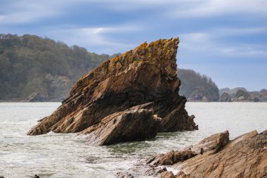 Okyanustaki uçurum. Fırtınadan önce okyanus kıyısı, bulutlu gökyüzü.