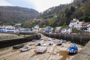 Gelgit sırasında, su küçük kasaba kanalından çekiliyor, balıkçı tekneleri yerde duruyor. Güney İngiltere - 17 Nisan 2022.