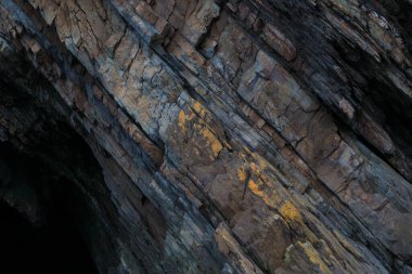 Koyu kahverengi kaya dokusuna sahip soyut bir arkaplan.