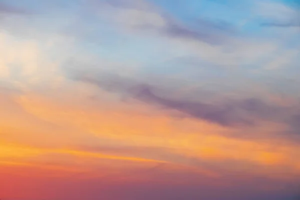 Gyönyörű Háttér Naplementekor Színes Fényes Felhők Esténként — Stock Fotó