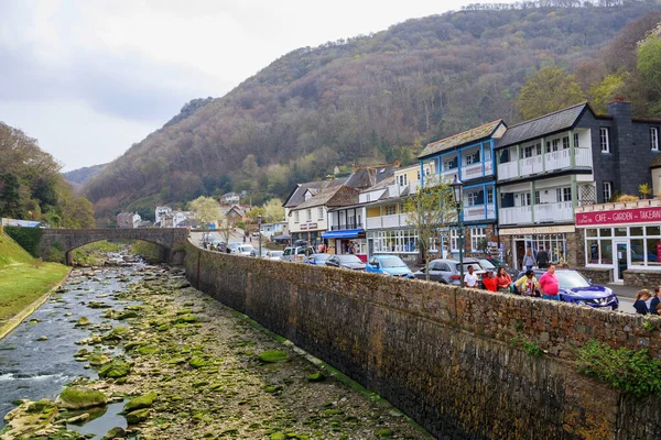 Kanalın yanındaki dağ vadisinde eski bir İngiliz kasabası. Lynmouth, Devon, İngiltere - 17 Nisan 2022.
