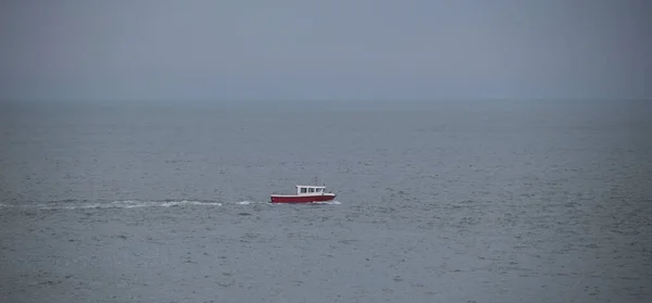 Маленький Червоний Рибальський Човен Морі Туманне Море Похмура Погода Незадовго — стокове фото