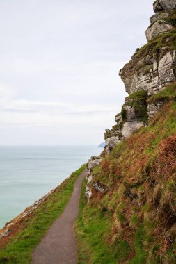 Okyanus manzaralı yüksek dağlarda yürüyüş yolu..