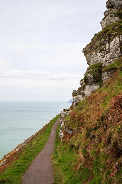 Okyanus manzaralı yüksek dağlarda yürüyüş yolu..