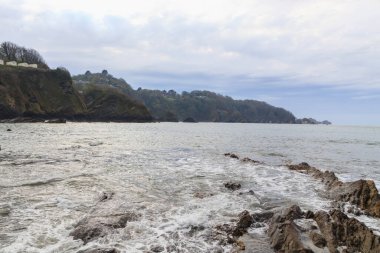 Fırtınadan önce bulutlu bir havada okyanus kıyısı.