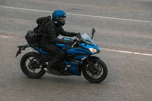 Sportowe Przejażdżki Motocyklem Asfaltowej Ulicy Niebieski Kawasaki Ninja 650 Ryga — Zdjęcie stockowe