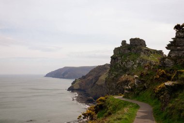 Okyanus kıyısındaki dağlar boyunca yürüyüş yolu. Temiz havada yürür. Lynmouth, Devon, İngiltere, İngiltere.